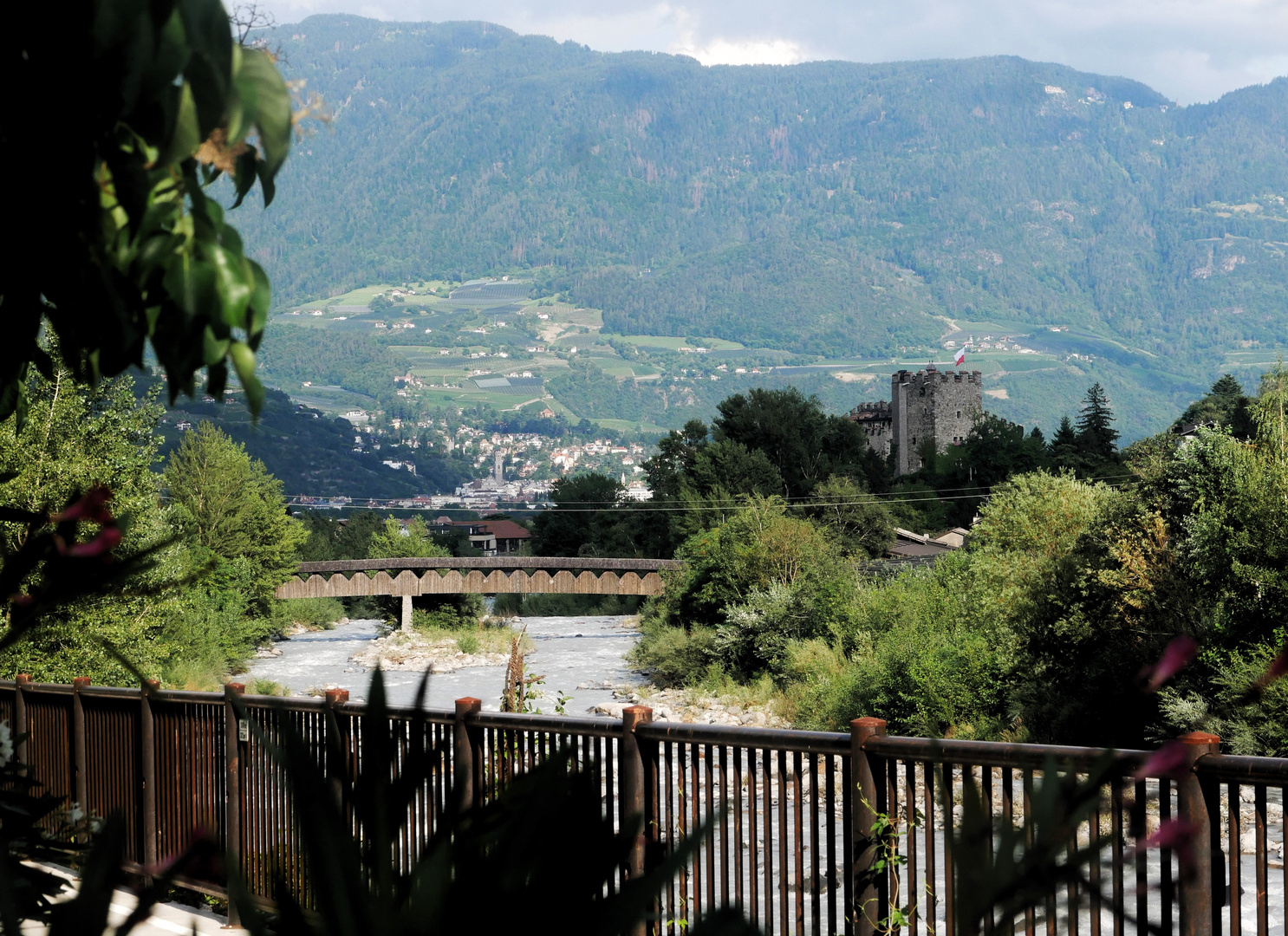 Sommerurlaub in Südtirol 2023 -  Schloss Forst mit Etsch und Holzbrücke