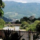 Sommerurlaub in Südtirol 2023 -  Schloss Forst mit Etsch und Holzbrücke