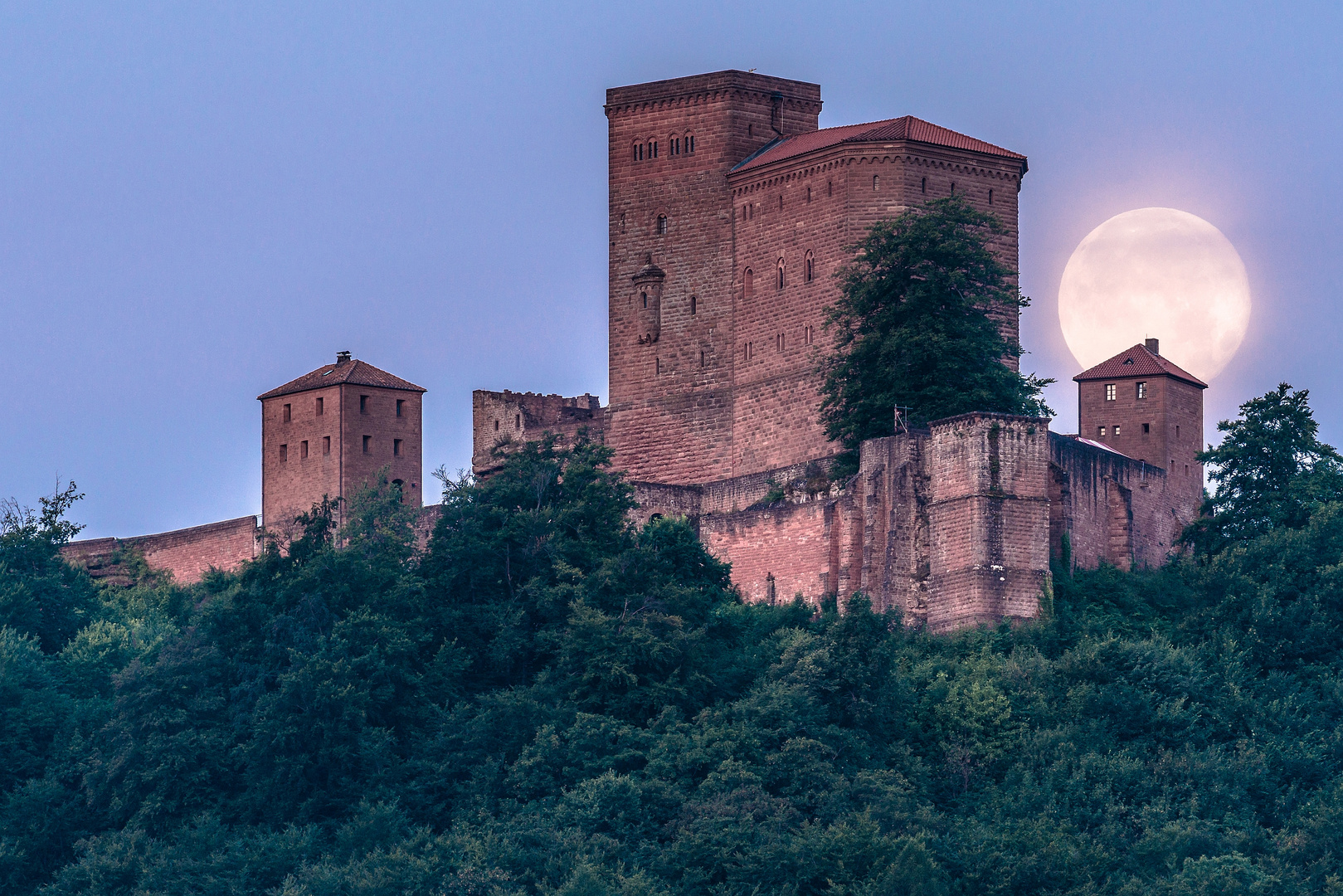 Sommervollmond an meiner Lieblingsburg