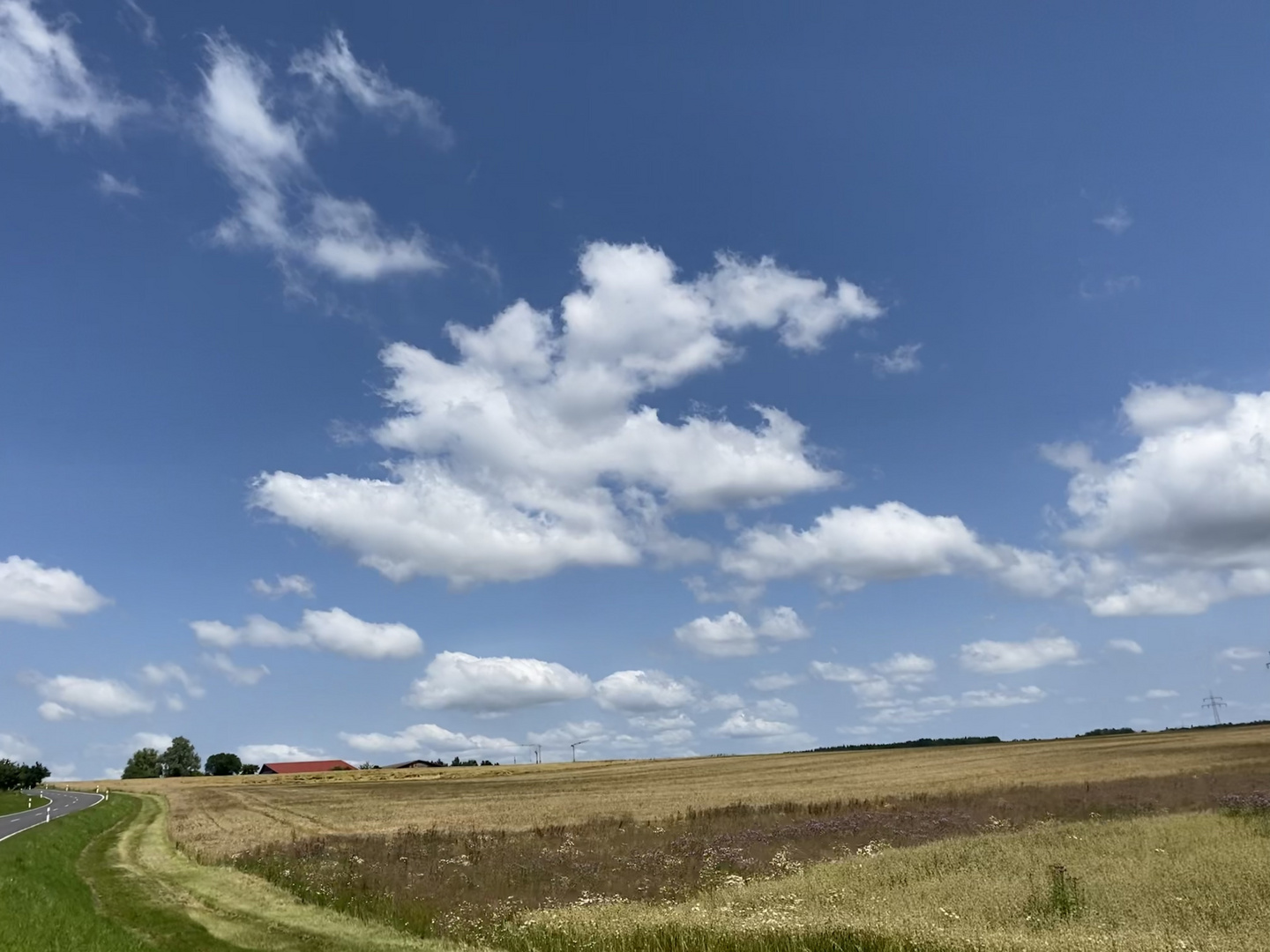 Sommerwege unter heiterem Himmel 