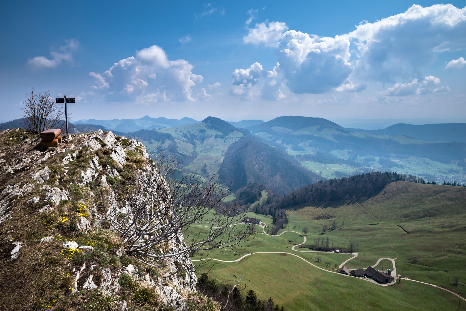 Sommerwolken über der Frühlingslandschaft