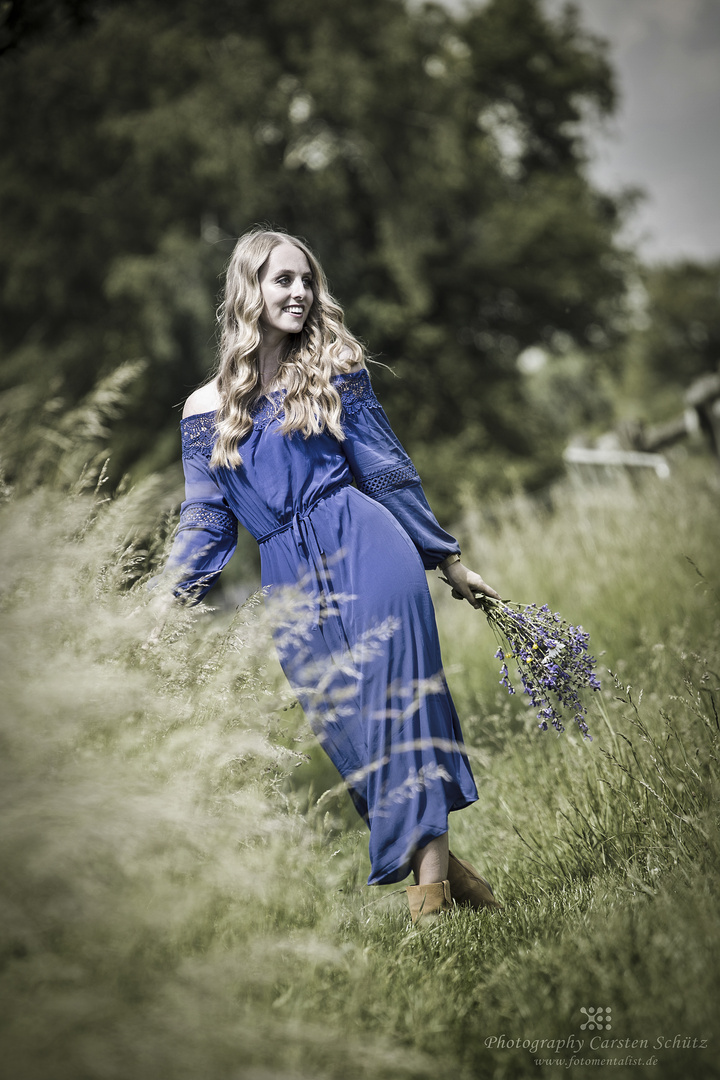 Sommerzeit auf dem Land - Frau im Kleid