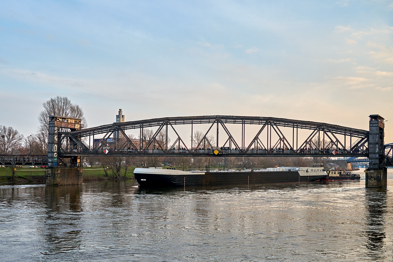 Sondertransport auf der Elbe in Magdeburg