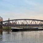 Sondertransport auf der Elbe in Magdeburg