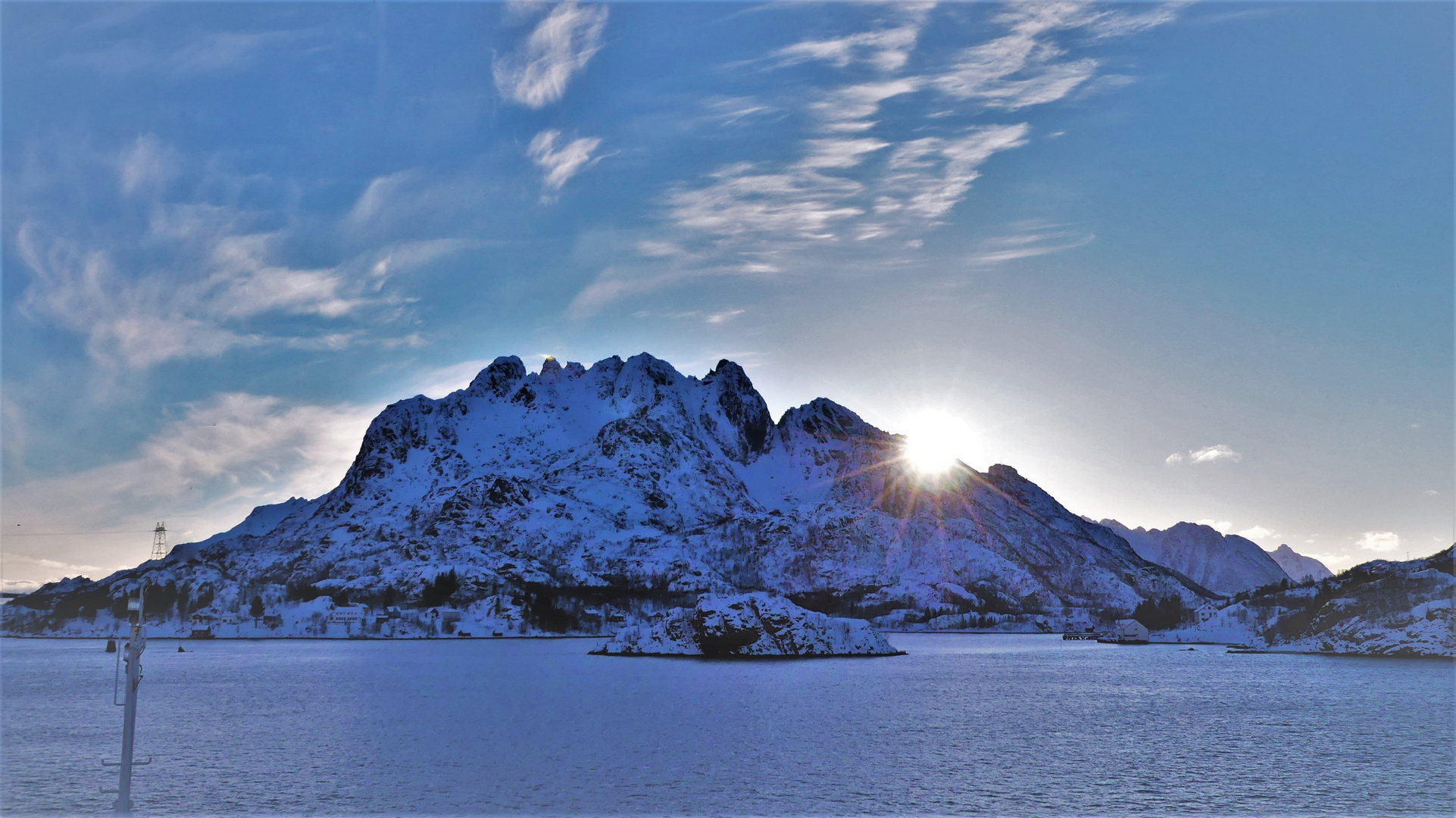 Sonne am Bergkamm kurz vor der Einfahrt in den Raftsund