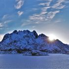 Sonne am Bergkamm kurz vor der Einfahrt in den Raftsund