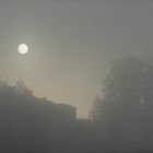 Sonne am Morgen im Nebel