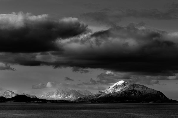 Sonne auf Berggipfeln