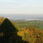 Sonne auf dem Berg und Nebel im Tal