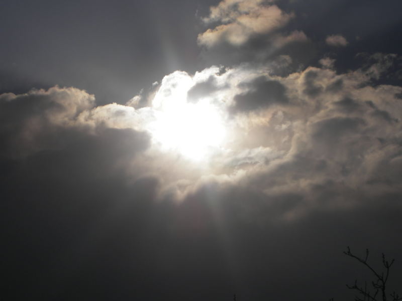 Sonne bedeckt von Wolken