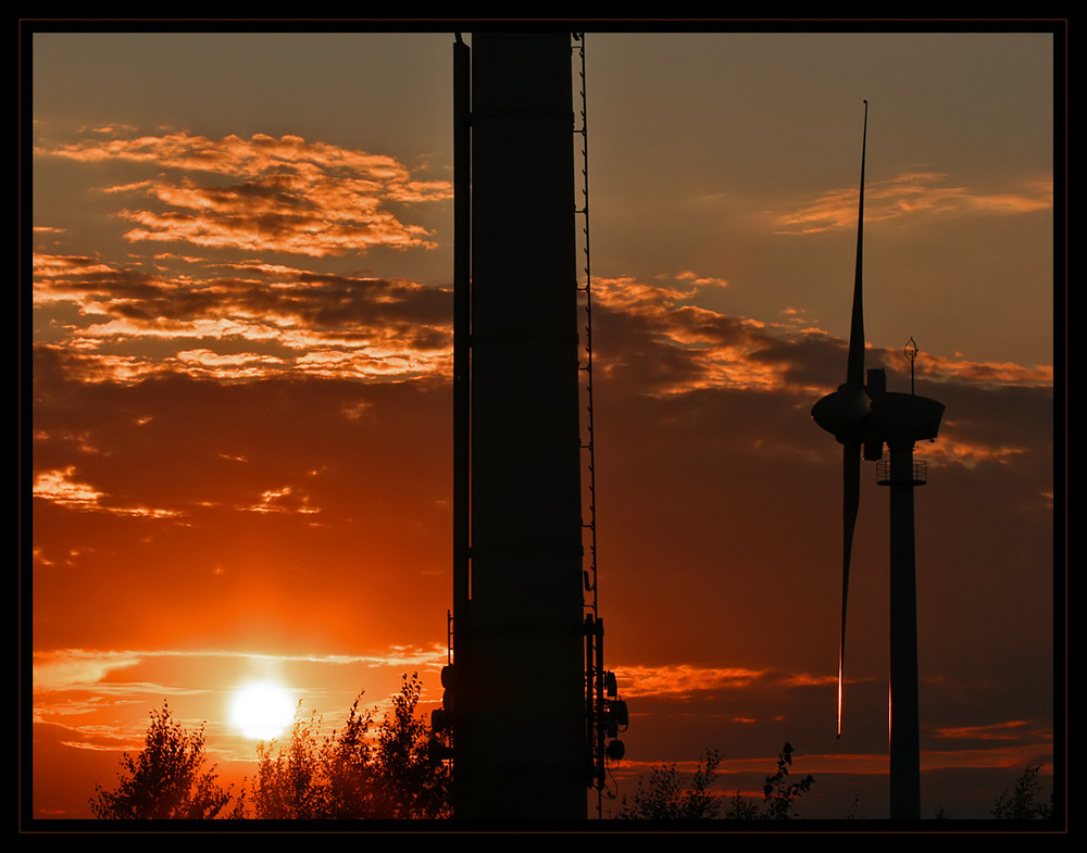 Sonne bei den Windrädern