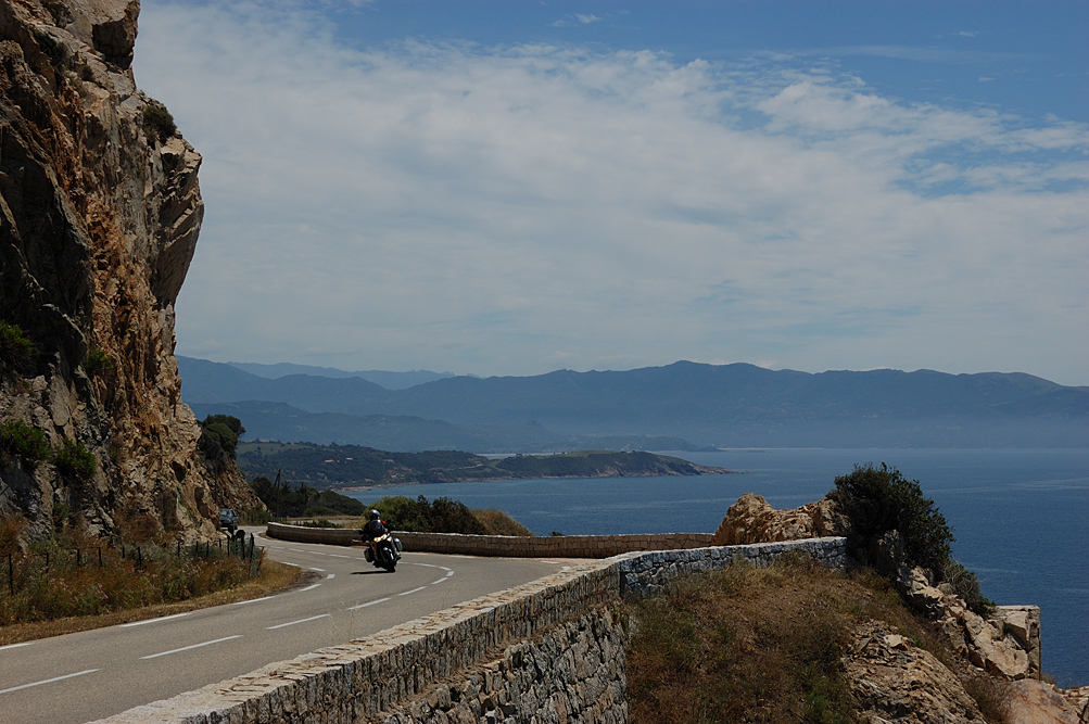 Sonne, Berge, Kurven und Meer. Tourenfahrer - was willst Du mehr?