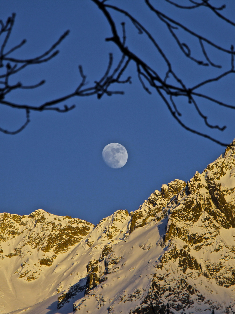 Sonne , Berge , Mond