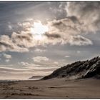 Sonne brennt, Wind weht Sand über den Strand und Salz liegt in der Luft