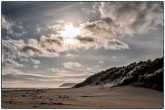 Sonne brennt, Wind weht Sand über den Strand und Salz liegt in der Luft