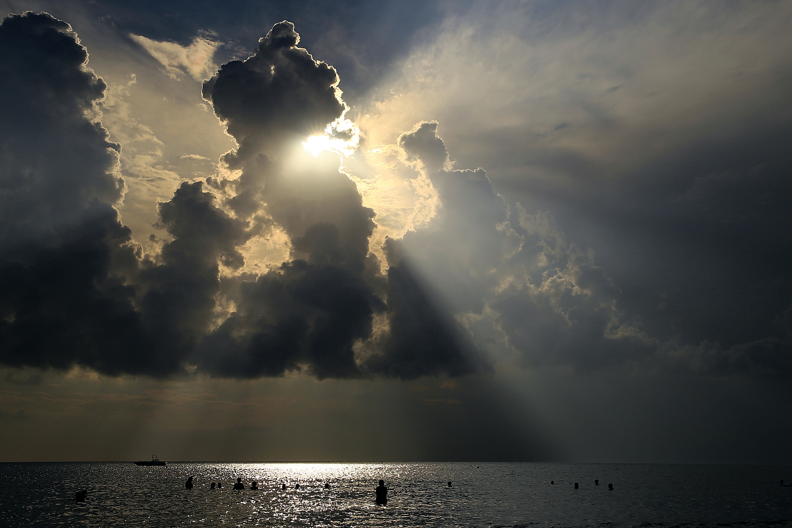 Sonne bricht durch die Wolken