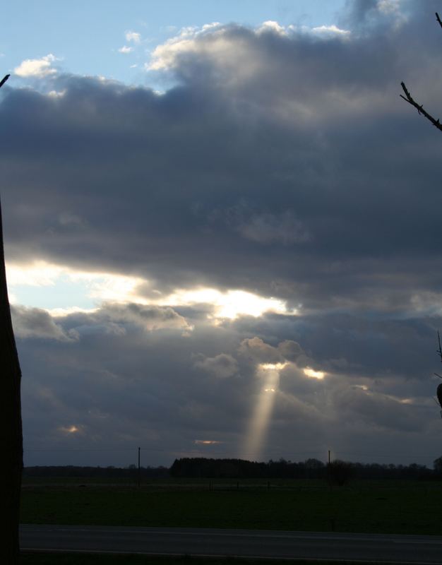 Sonne bricht durch die Wolken