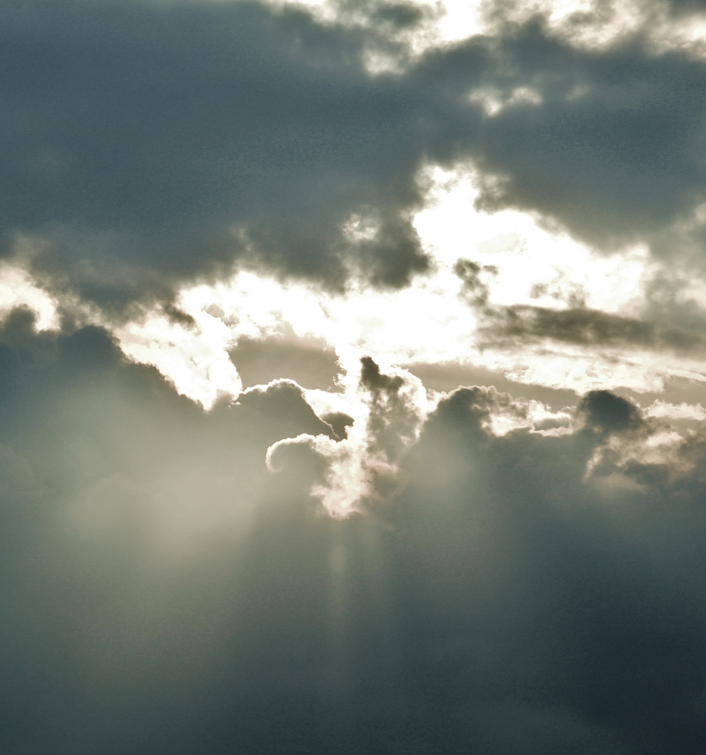 SONNE BRICHT DURCH DIE WOLKEN