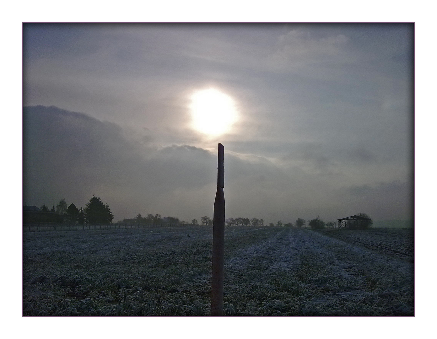 Sonne bricht durch über dem Eisfeld.