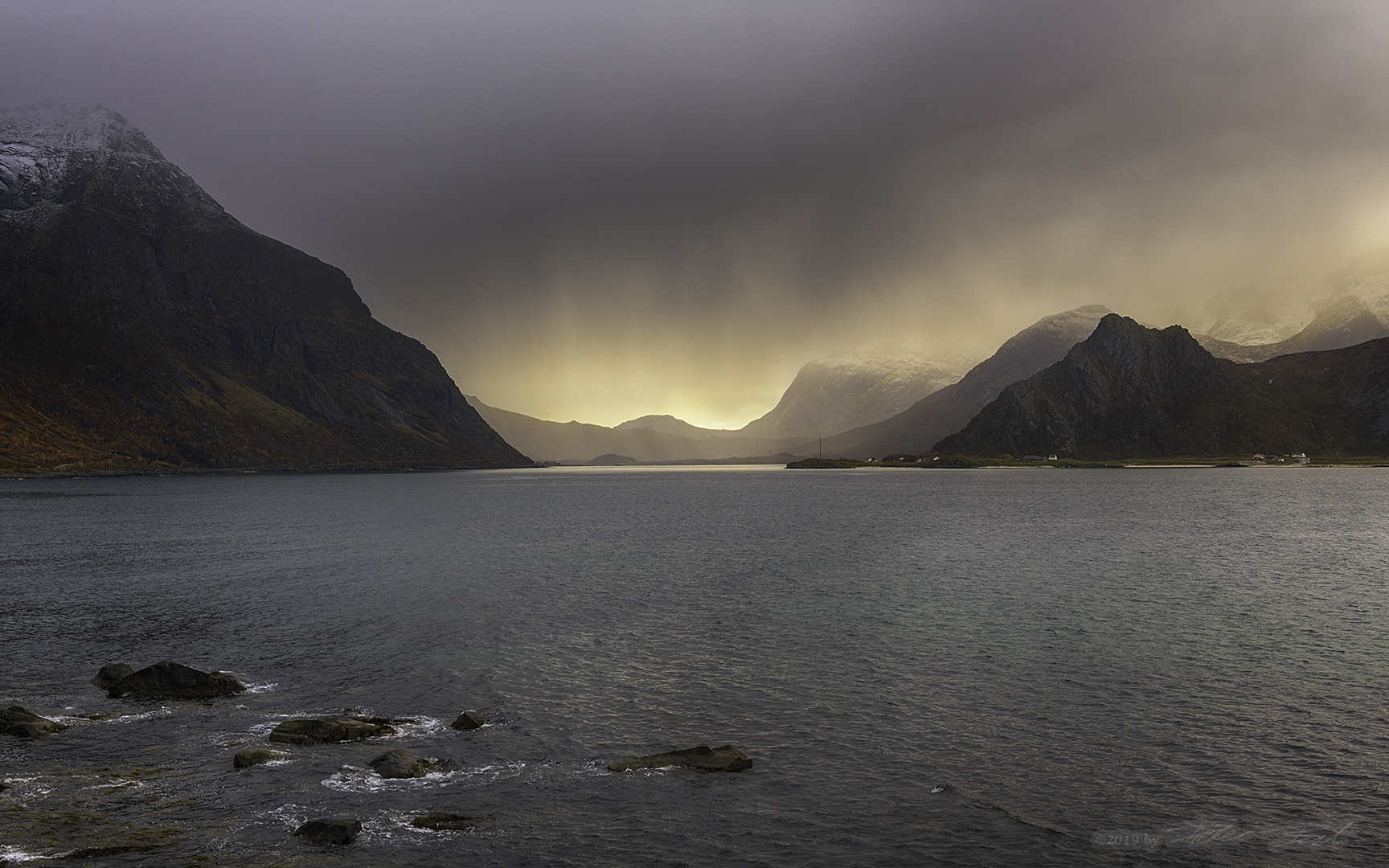 Sonne bricht über Flakstadøya durch