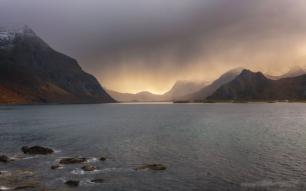 Sonne bricht über Flakstadøya durch