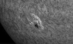 Sonne - Chromosphäre mit Sonnenfleck
