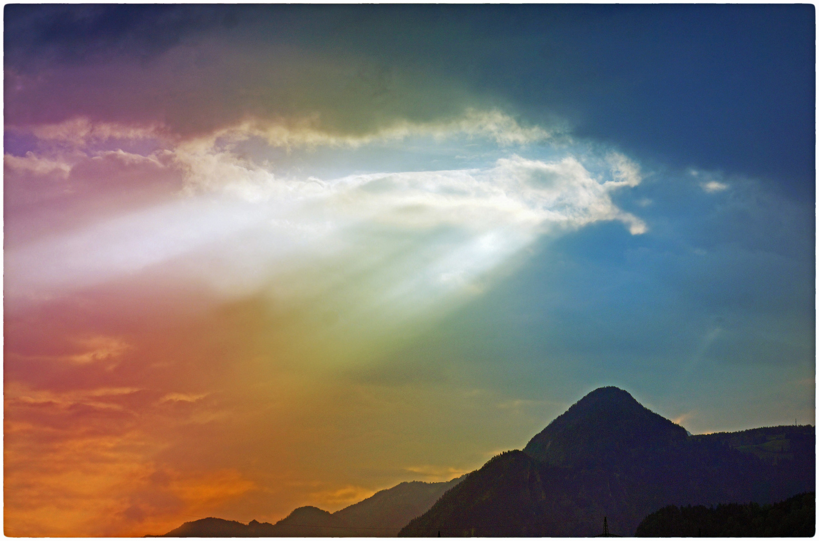 SONNE DURCHBRICHT DIE WOLKEN