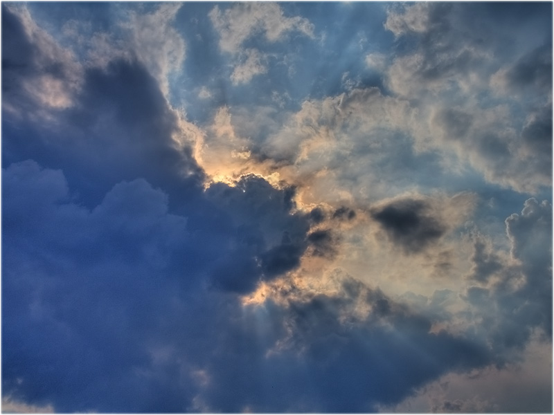 Sonne durchbricht Wolken [in HDR]