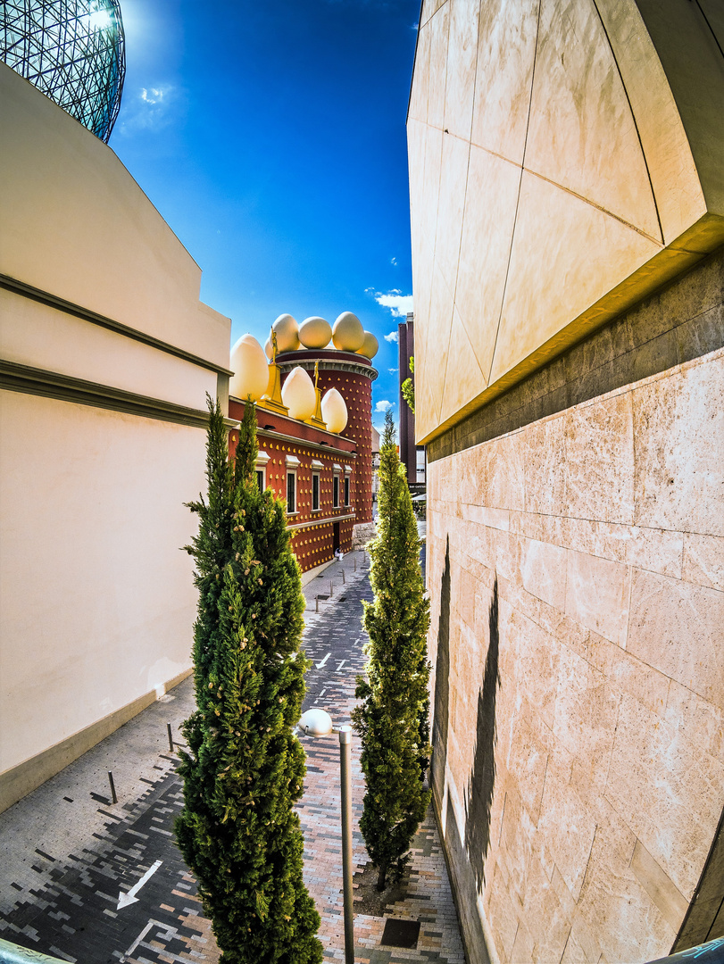 Sonne, Eier und Brot an der Fassade