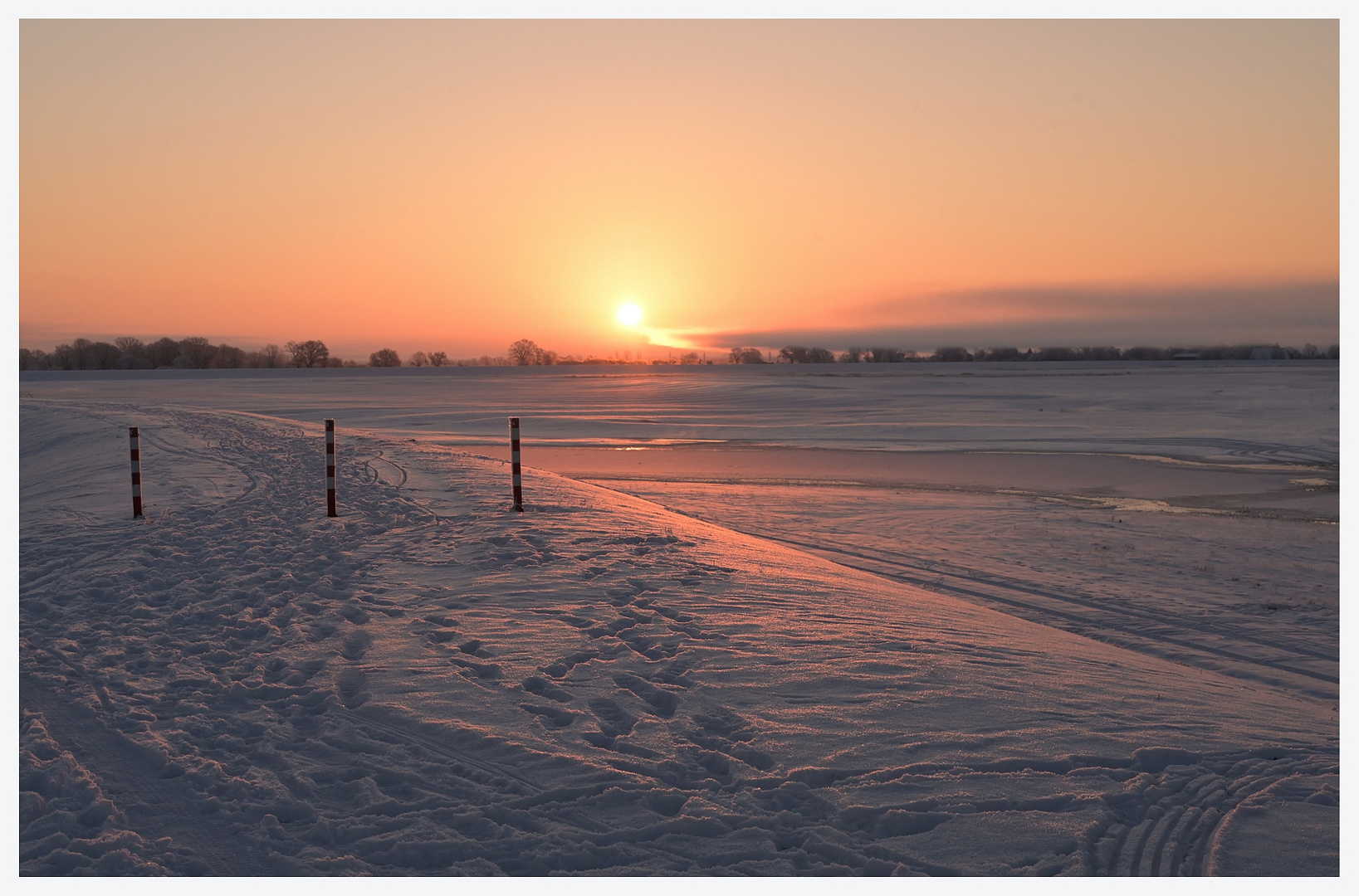 Sonne erreicht den Deich