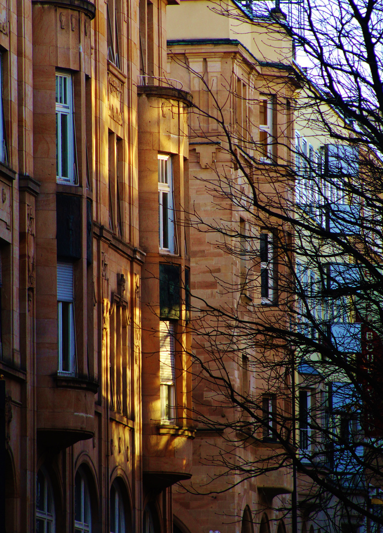 Sonne fällt in die Fenster der alten Häuser