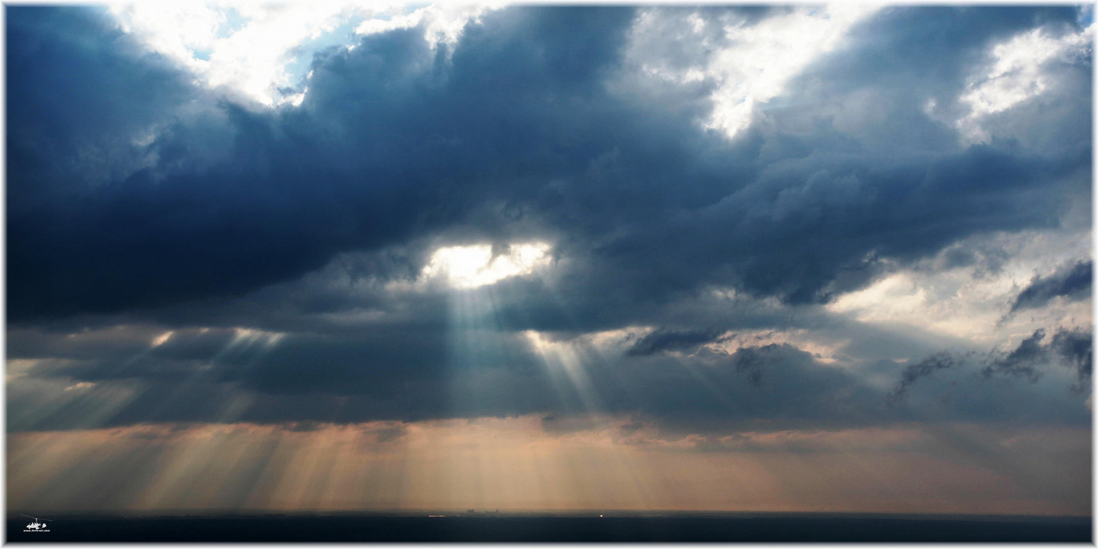 Sonne flutet den Wolkenberg