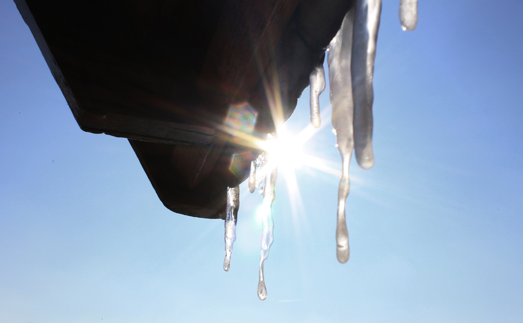 Sonne gegen Eiszapfe