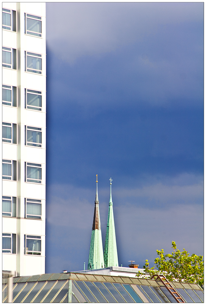 Sonne gegen Gewitterwolken