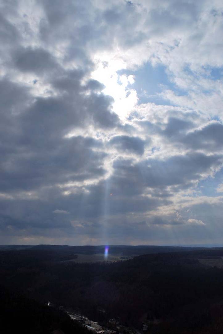 Sonne gegen Wolken / Licht gegen Dunkelheit