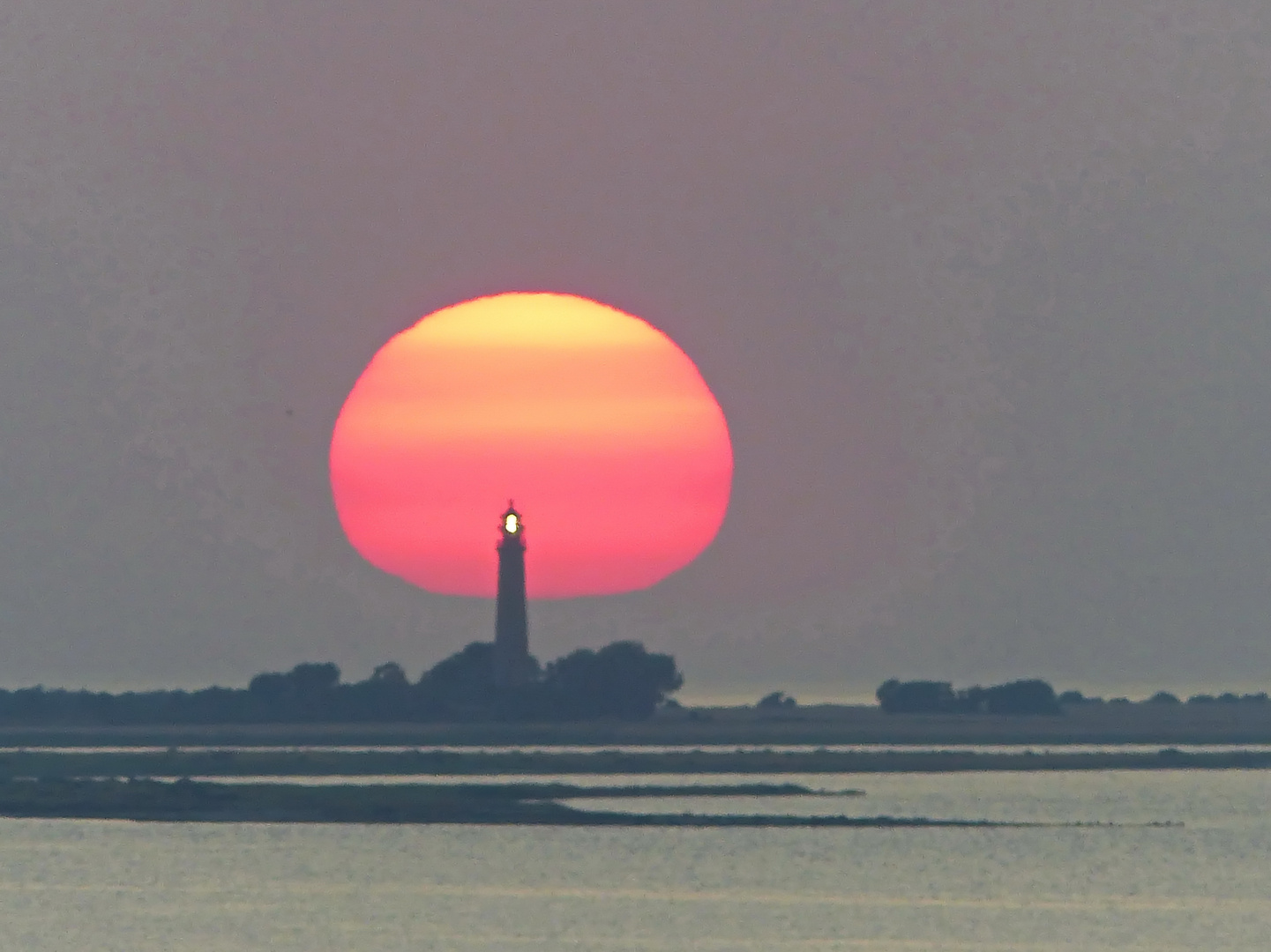 Sonne hinter dem Leuchtturm