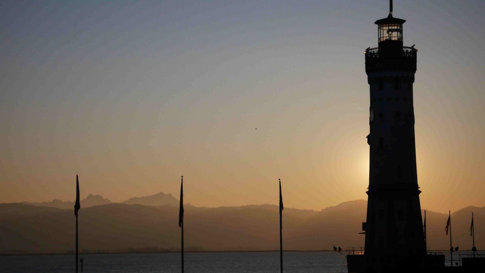 Sonne hinter dem Leuchtturm in Lindau