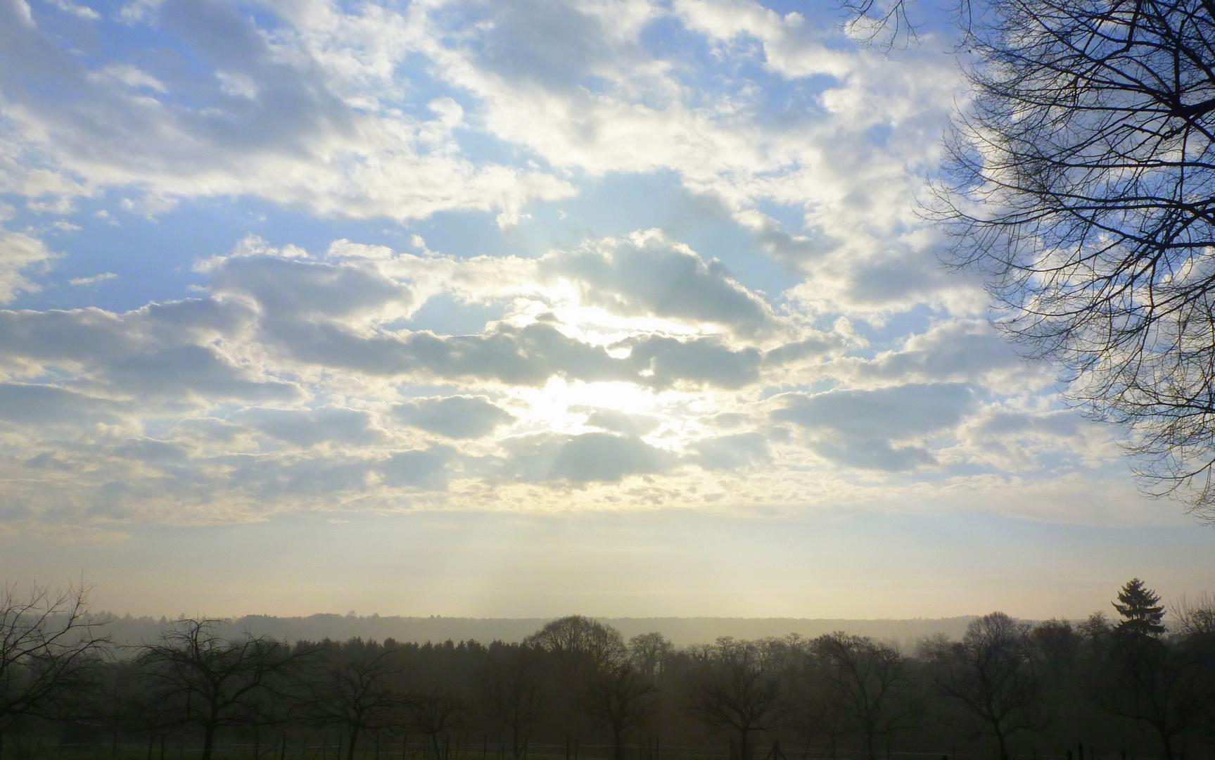 Sonne hinter den Wolken