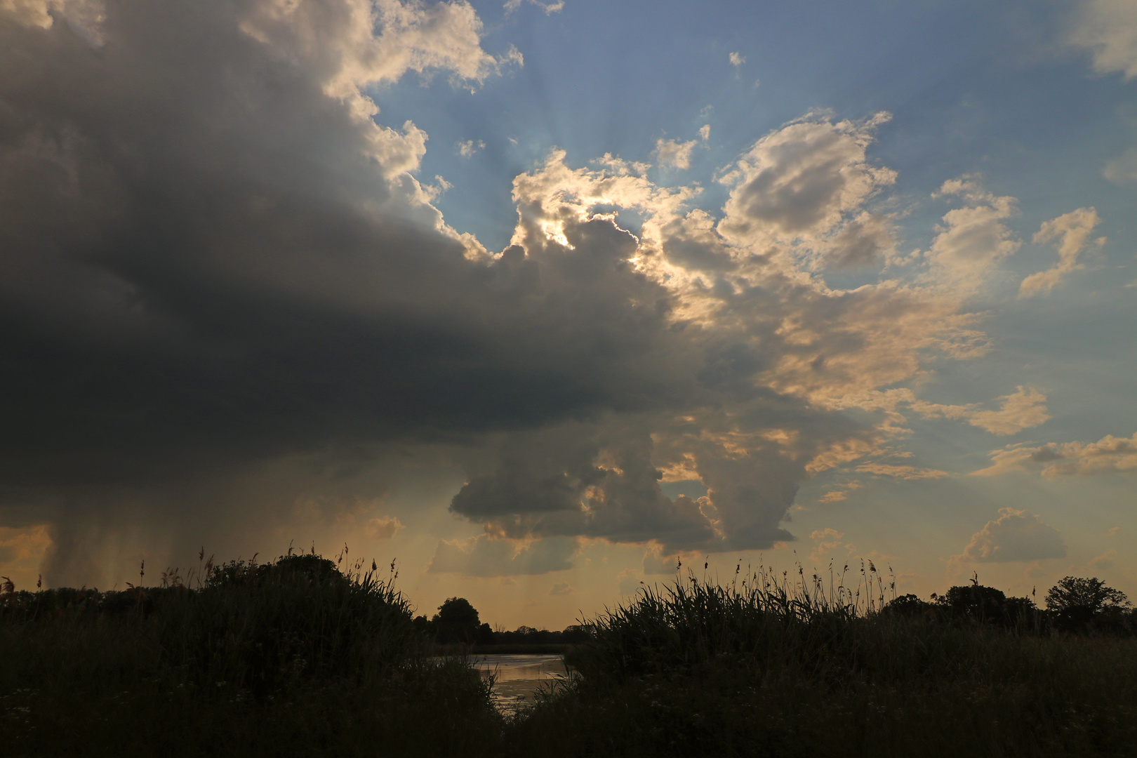 Sonne hinter dunklem Gewölk