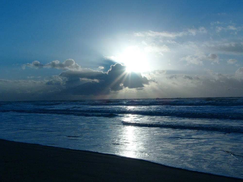 Sonne hinter Wolken auf dem Meer