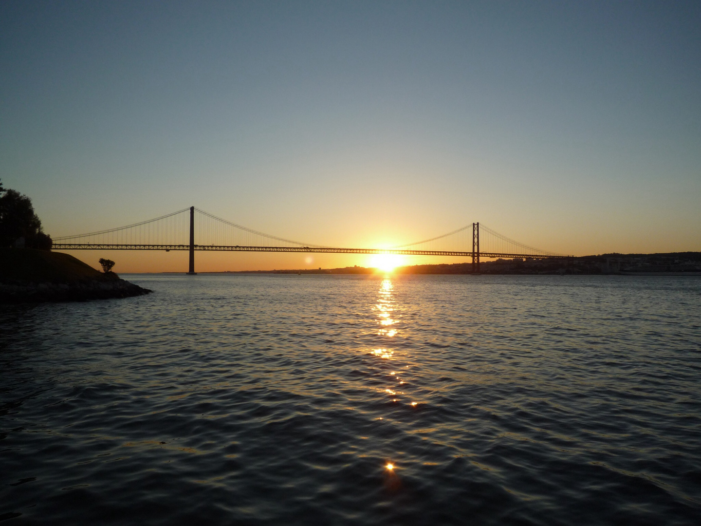 Sonne hintergeht Brücke