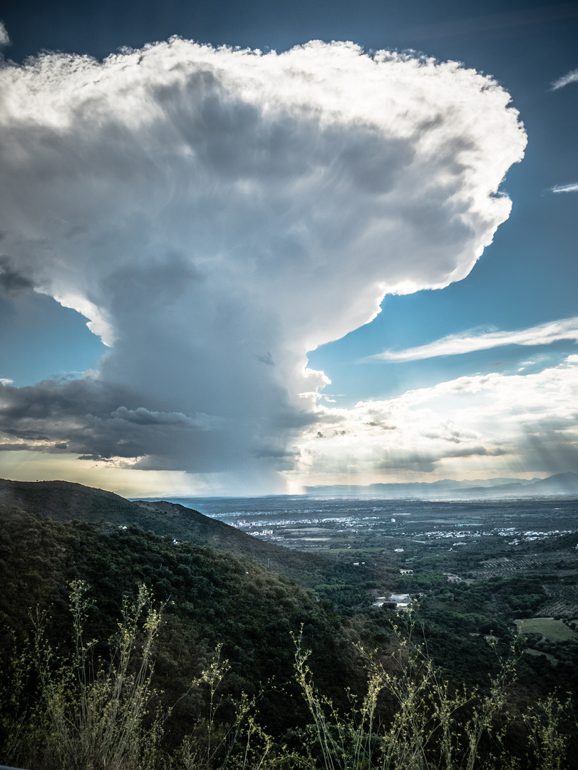 Sonne hinterm Wolkenpilz