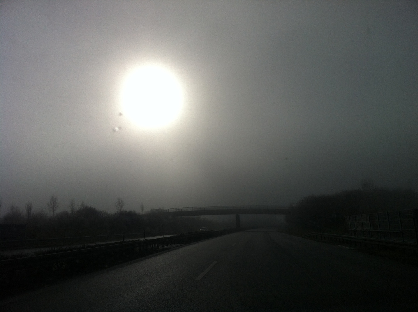 Sonne im dichten Nebel