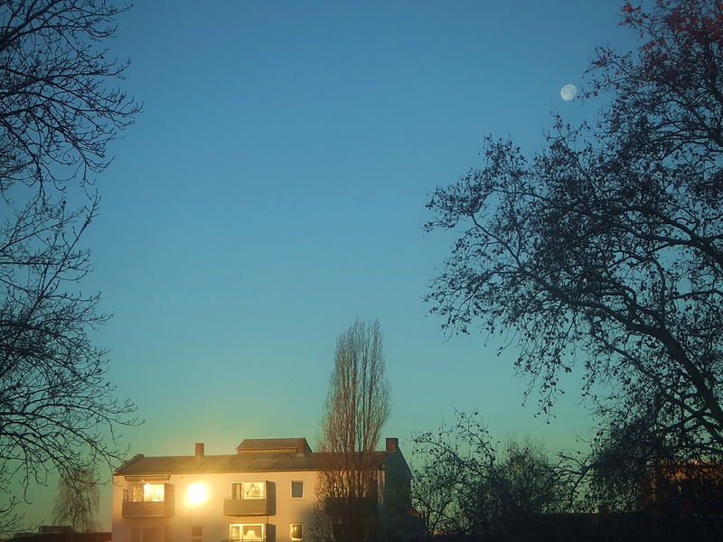 Sonne im Fenster trifft Mond im Himmel