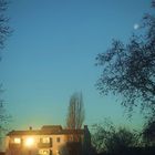 Sonne im Fenster trifft Mond im Himmel