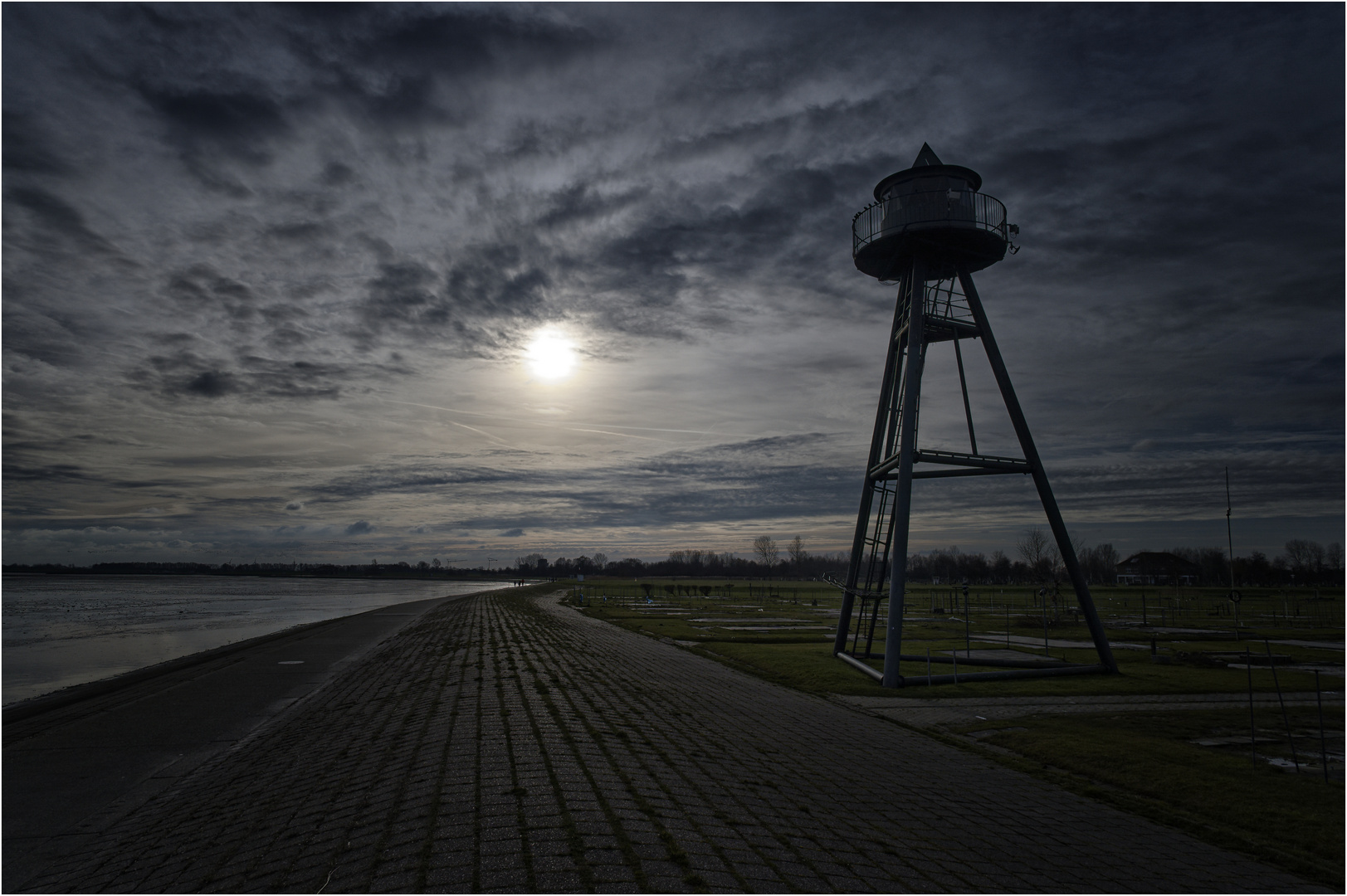 Sonne im Gegenlicht an der Jademündung