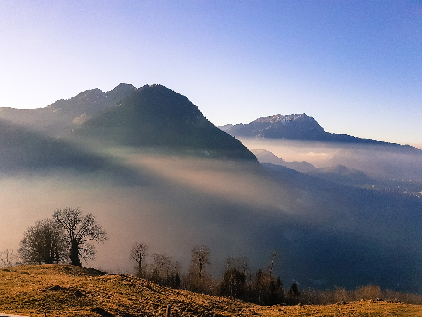 Sonne im Kampf gegen den Nebel