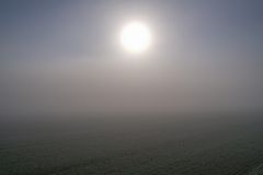 Sonne im Nebel überm Feld, sonst nichts....