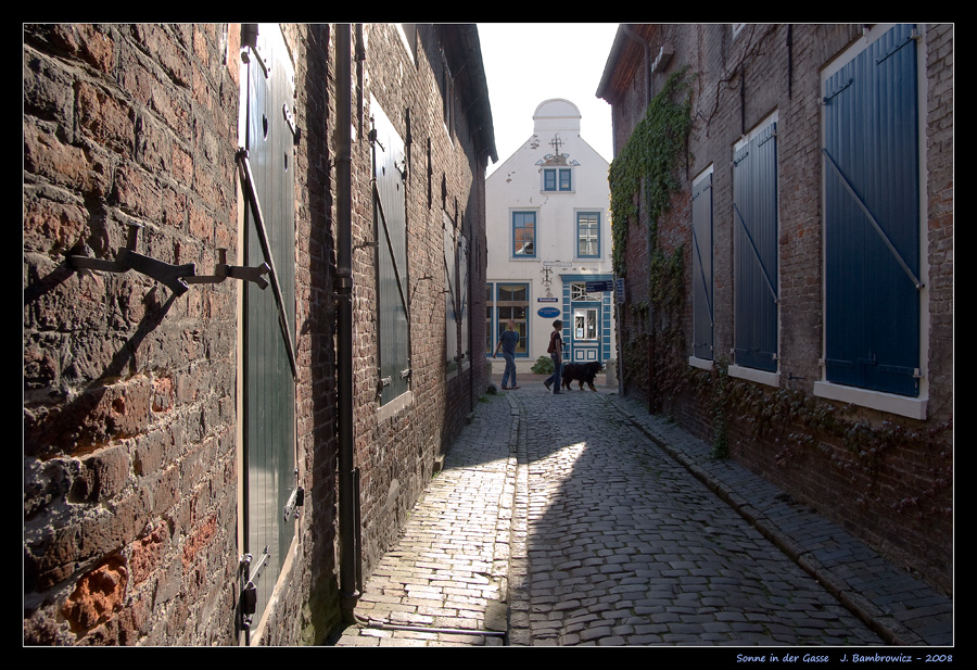 Sonne in der Gasse