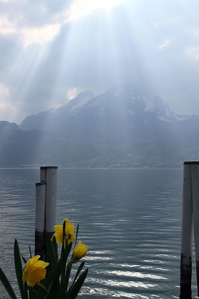 Sonne kämpft gegen die Wolken